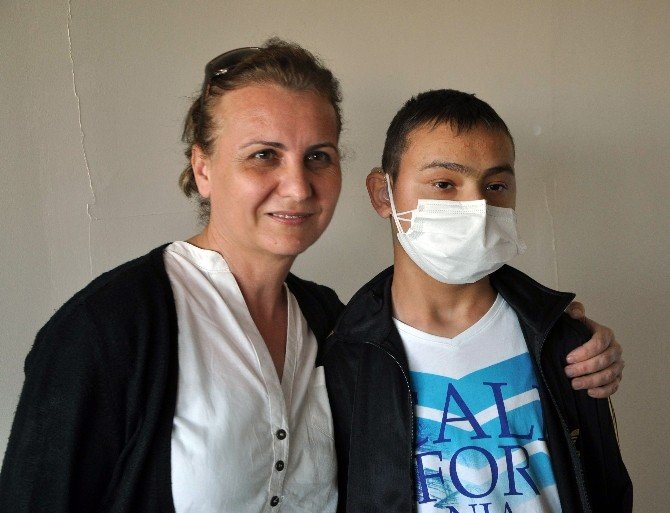 Böbrek Yetmezliği Bulunan 15 Yaşındaki Furkan Annesi’nin Böbreğiyle Hayata Tutundu