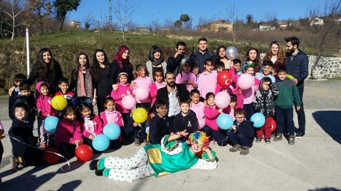 Üniversiteliler Minik Öğrencileri Eğlendirdi