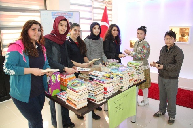 Fen Lisesi Öğrencileri 2 Köy Yumurtasına Bir Kitap Hediye Etti
