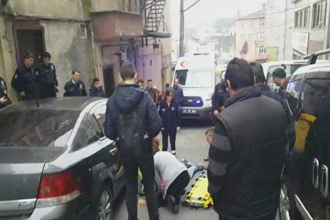 Otomobilin Çarptığı Genç Hastaneye Kaldırıldı