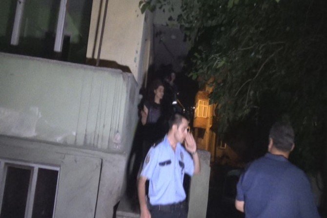 Sinir Krizi Geçiren Kadın Güçlükle Sakinleştirildi