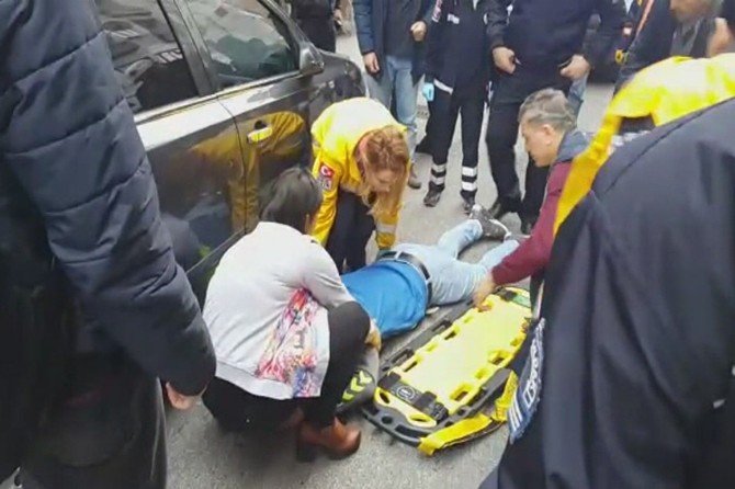 Otomobilin Çarptığı Genç Hastaneye Kaldırıldı