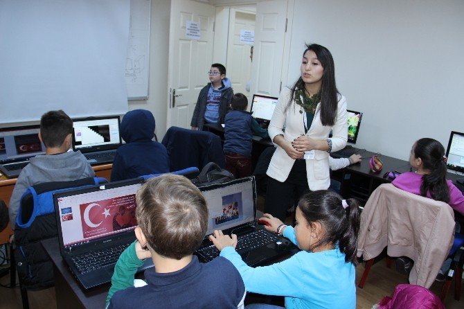 Üniversiteli Gençler İlköğretim Öğrencilerine Bilgisayar Öğretiyor