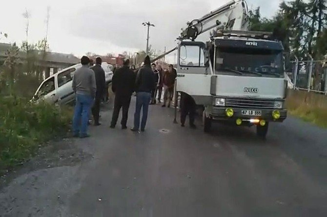 Dereye Uçan Otomobil Çekici İle Kurtarıldı