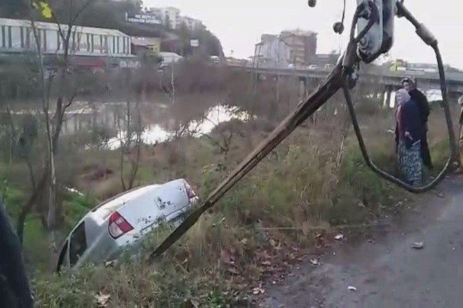 Dereye Uçan Otomobil Çekici İle Kurtarıldı