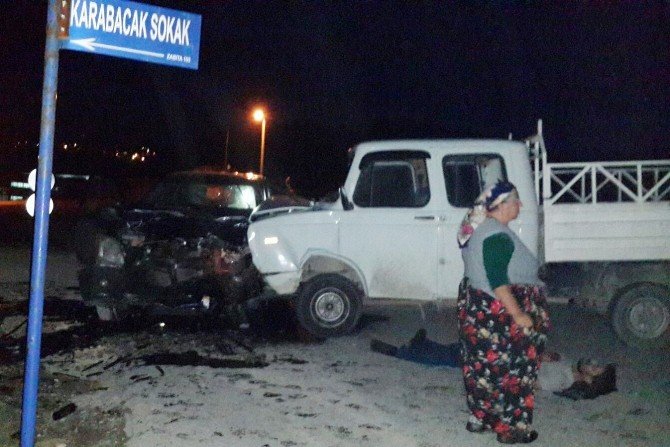İki Kamyonet Kafa Kafaya Çarpıştı: 1 Ölü, 2 Yaralı