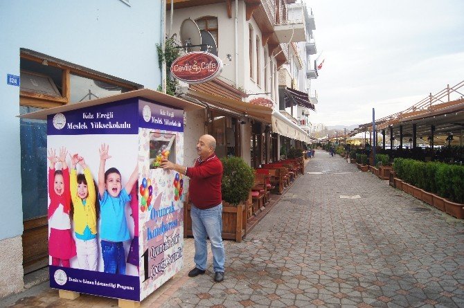 Üniversite Öğrencilerinden Oyuncak Kumbarası