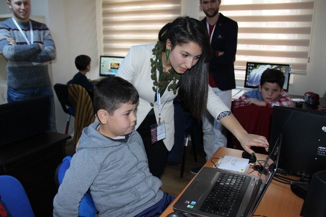 Üniversiteli Gençler İlköğretim Öğrencilerine Bilgisayar Öğretiyor