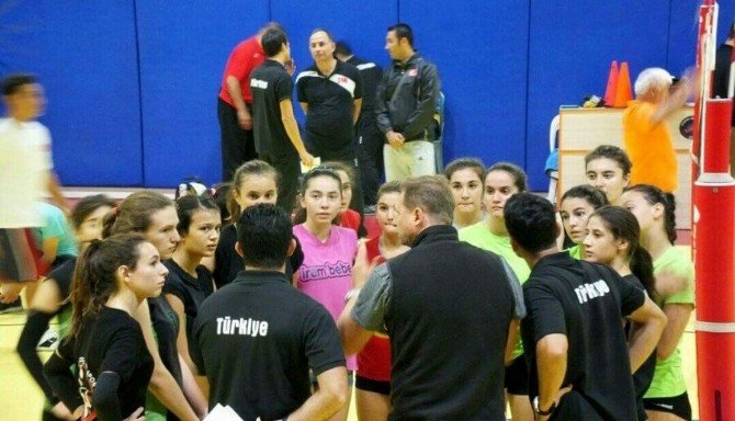 Kepez’den Voleybol Milli Takımı’na 8 Sporcu