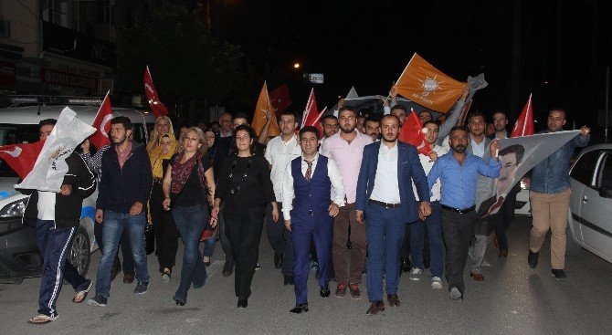 Ak Parti’de Konvoylu Ve Havai Fişekli Seçim Zaferi Kutlaması