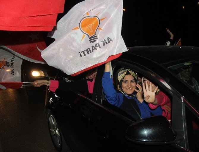 Ak Parti’de Konvoylu Ve Havai Fişekli Seçim Zaferi Kutlaması