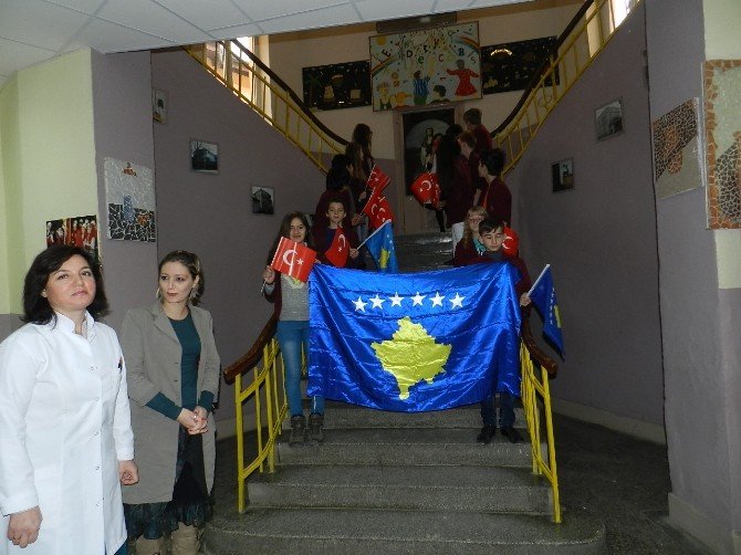 Kosova’da Öğretmenler Gününde Duygusal Kutlama