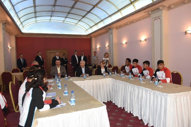 Kılıçdaroğlu, "Türkiye’de Seçmen Hareketliliği Ve Partilerin Oy Esnekliği" Toplantısına Katıldı