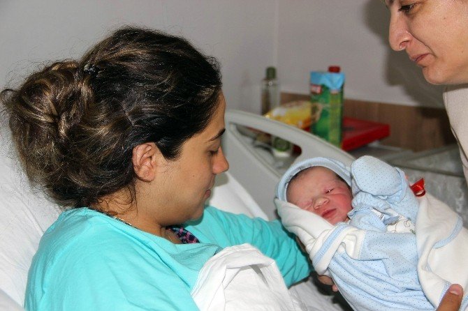 Şehit Astsubay Mehmet Yalçın Nane’nin Oğlu Anne Kucağında