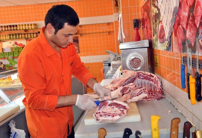 Kasaptan Uzaklaşan Vatandaş Şarküteriye Yöneldi