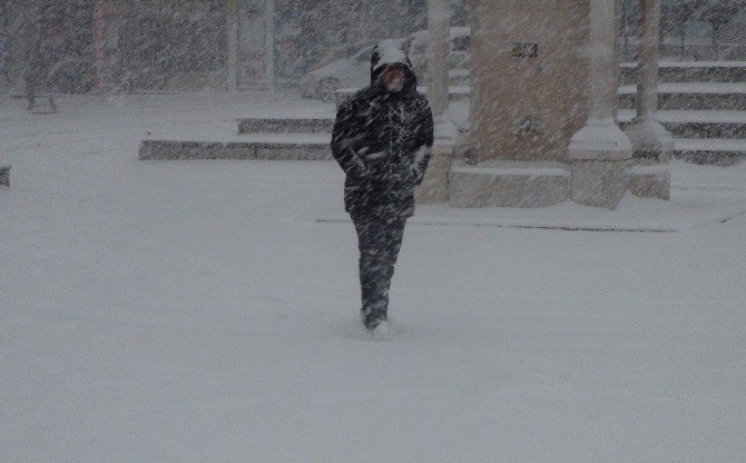 Kışın Zemine Uygun Ayakkabı Tabanları Seçilmeli, Eller Cepte Yürünmemeli