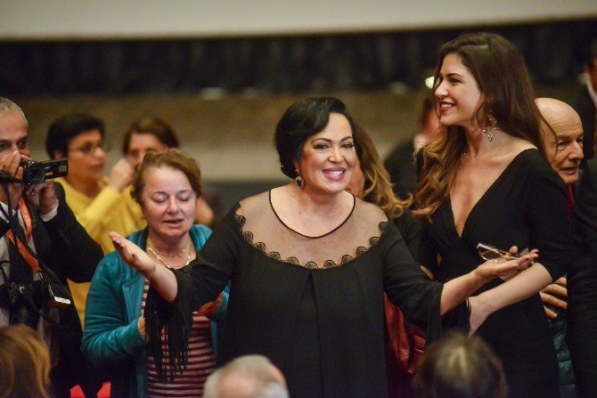 Türkan Şoray’ın Yönettiği ’Uzaklarda Arama’ Filminin Gösterimi Yapıldı
