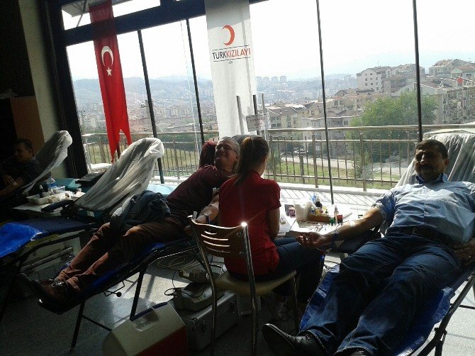 Cami Cemaati Kan Bağışladı