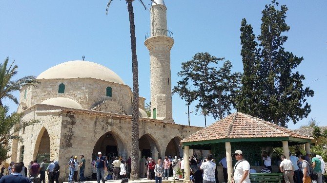 Hala Sultan Türbesi’ne Ziyaretçi Akını
