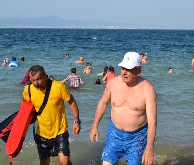 Kocaeli Büyükşehir Belediye Başkanı İbrahim Karaosmanoğlu Karamürsel’de Denize Girdi