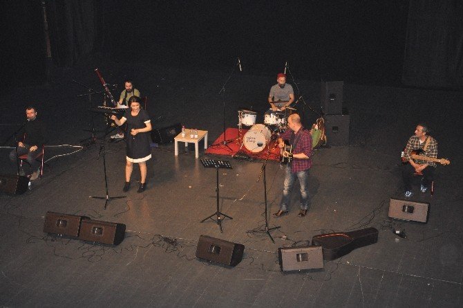 Ezginin Günlüğü Gebzeli Hayranlarına Unutulmaz Bir Konser Verdi