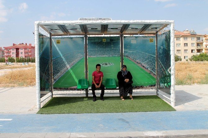 Tribün Durakta Otobüs Bekleme Keyfi