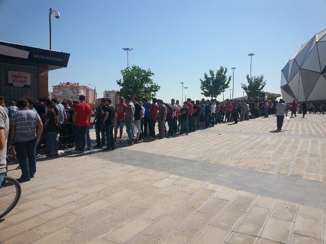 Konya’da Milli Maç Bileti İzdihamı