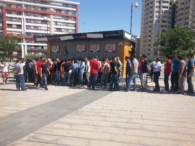 Konya’da Milli Maç Bileti İzdihamı