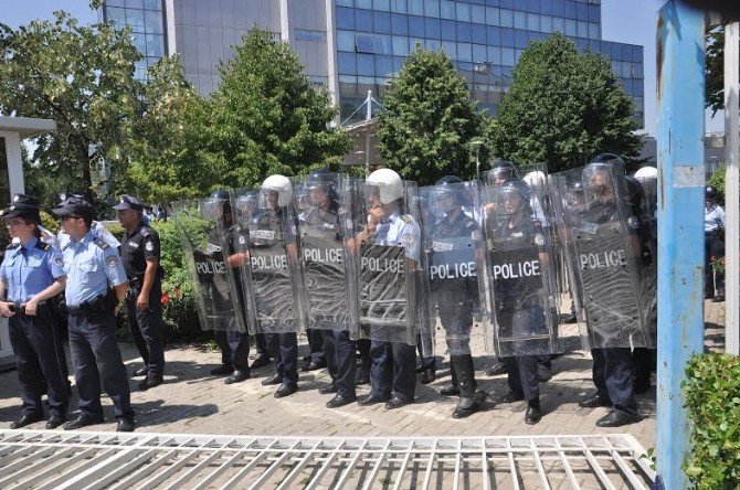 Kosova Başbakanlığın Önü Savaş Alanına Döndü