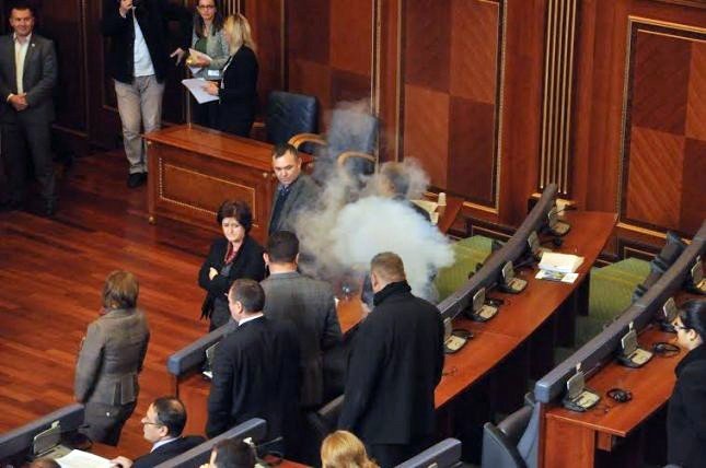 Kosova Meclisi’nde Gazlı Eylem