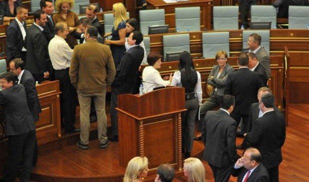 Kosova’da Muhalefet Meclis Kürsüsüne Yürüdü