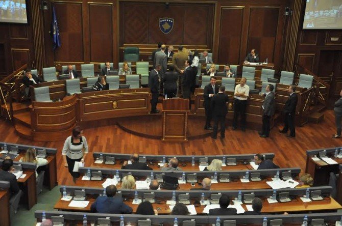 Kosova’da Muhalefet Meclis Kürsüsüne Yürüdü