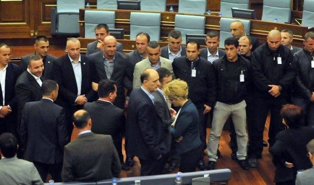 Kosova Meclisi Karıştı