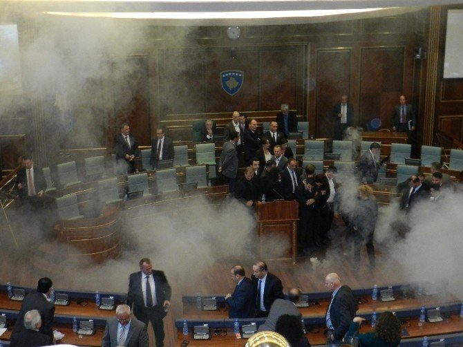 Muhalefetten Kosova Meclisi’ne Yine Göz Yaşartıcı Gaz Protestosu