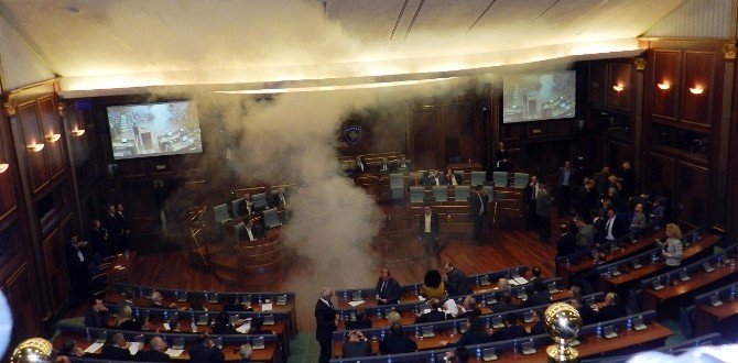 Kosova’da Milletvekilleri Meclise Göz Yaşartıcı Gaz Attı