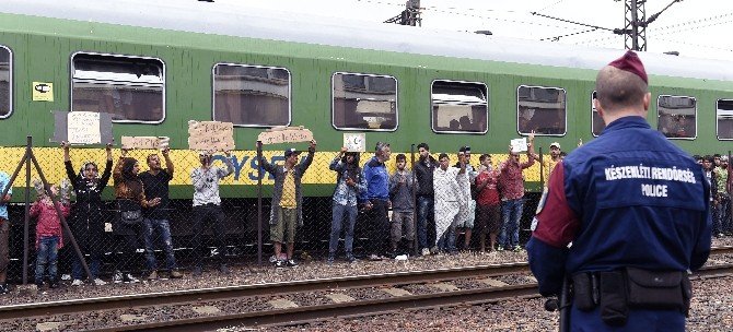 16’ıncı Yılını Kutlayan Kosova Polisi Protesto Edildi