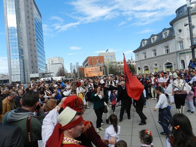 Kosova’da Bağımsızlık Yıl Dönümünde Hükümetin İstifası İstendi