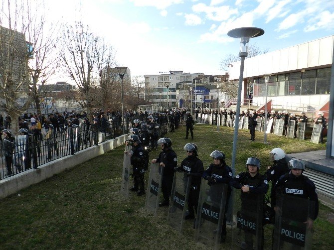 Kosova’da Bağımsızlık Yıl Dönümünde Hükümetin İstifası İstendi