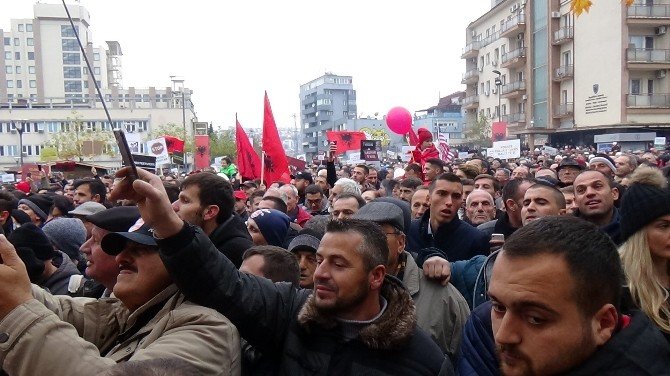Kosova’da İhtilaflı Brüksel Anlaşmaları Protesto Edildi