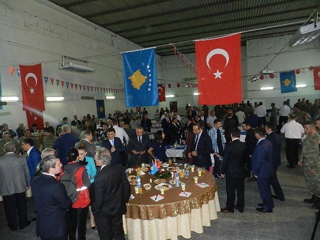 Mehmetçik Ve Türk Büyükelçiliğinden Kosova’da Coşkulu Bayramlaşma