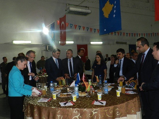 Mehmetçik Ve Türk Büyükelçiliğinden Kosova’da Coşkulu Bayramlaşma