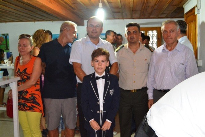10 Yaşındaki Ressam İlk Sergisini Açtı
