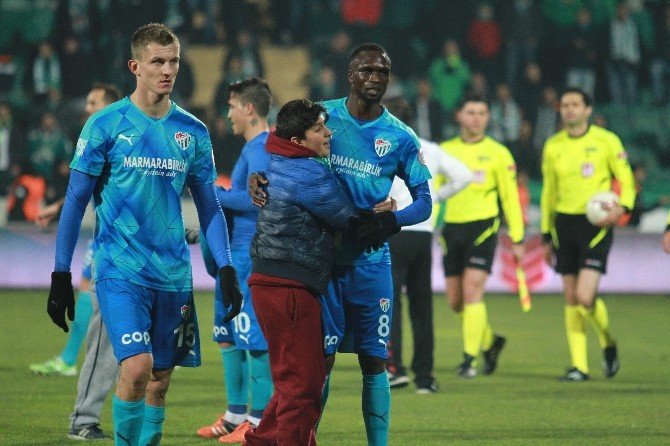 Küçük Taraftarlar Sahaya Atlayıp Bakaya Traore’ye Sarıldı