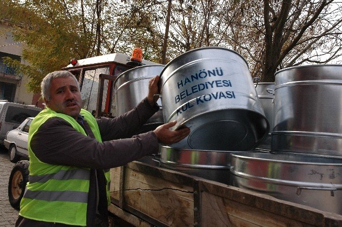 Hanönü Belediyesi Kül Kovası Dağıttı