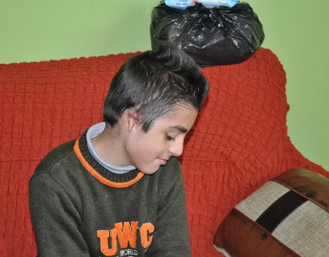 Kulak Kepçesi Olmayan Minik Yusuf Yardım Bekliyor