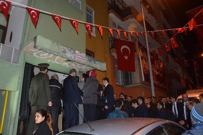Bakanlardan Şehit Ailesine Taziye Ziyareti
