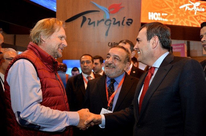 Bakan Ünal Madrid’deki Fitur Fuarında Stantları Ziyaret Etti