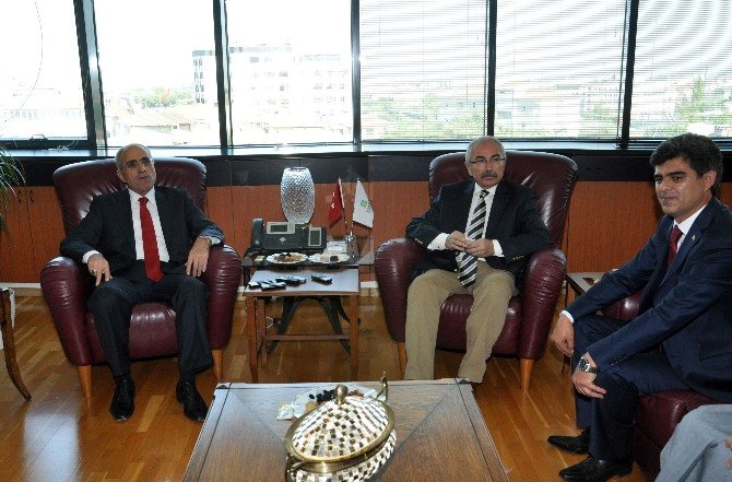 Bakan Topçu Belediyeleri Ziyaret Etti