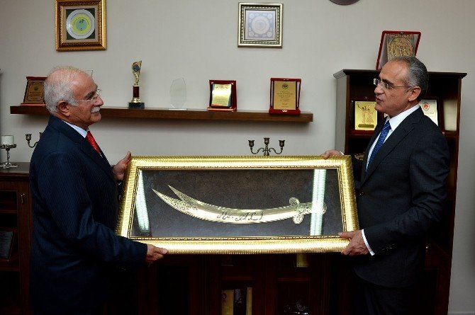 Bakan Topçu’dan Cem Vakfına Ziyaret