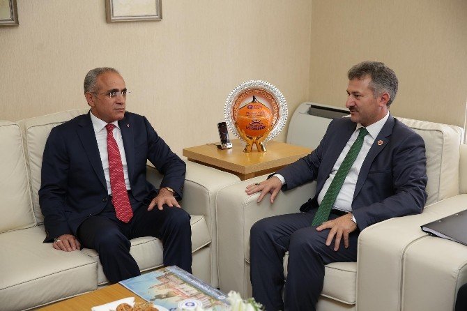 Bakan Topçu’dan, Antalya Büyükşehir Belediyesi’ne Ziyaret